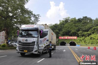 广西友谊关口岸 通关量创新高，服务升级助力中越经贸往来