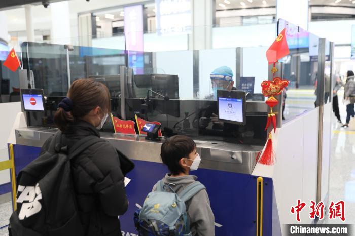 杭州出入境口岸迎三年来首个客流高峰，办证量激增24倍，服务全面优化