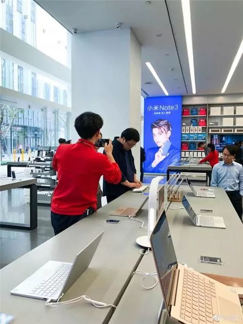 趁雷军出国，罗永浩探访小米之家出入境服务