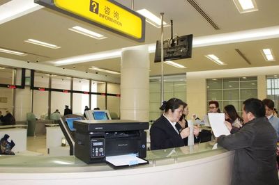 上海公安大调研 出入境大厅新增智能小机器，便民服务再升级